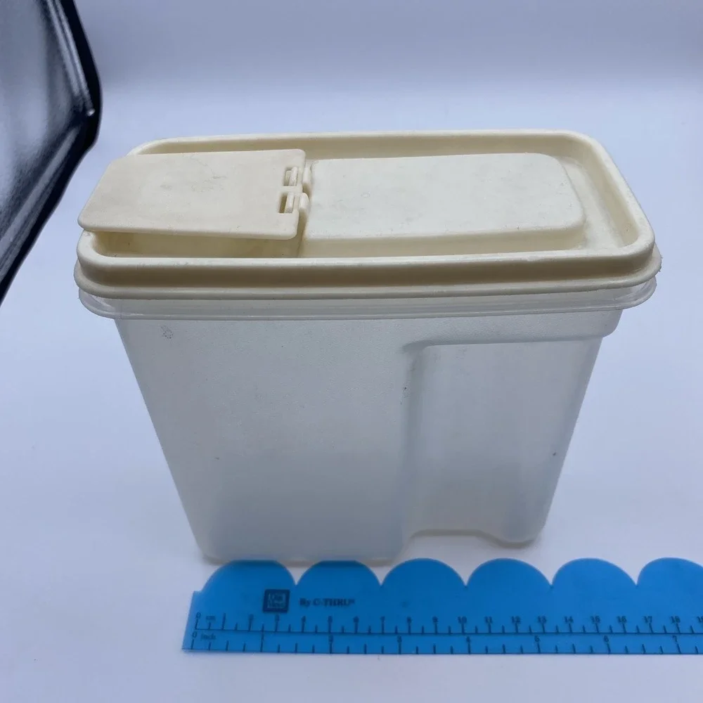 Rubbermaid‎ Servin Saver 2pc Set 13 Cup & 4 Cup Cereal Storage Containers Almond